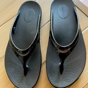 Logos black flip flops